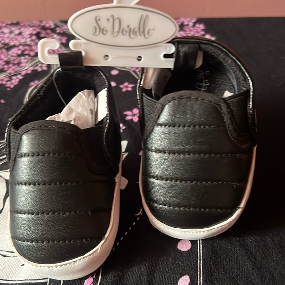 So dirable baby tiny shoes/booties 6-9months - Picture 1 of 3